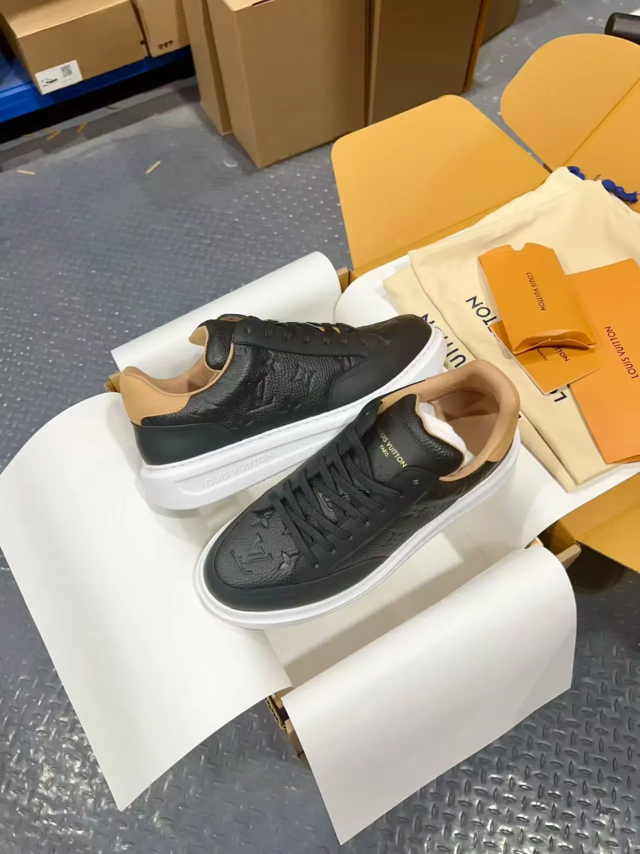 👟👟Ex-factory price 640👟👟 Vuitton Louis Vuitton Beⅴerly Hⅰll men's casual sports shoes white shoes —————————— Good looks and handsome feet, every color is huge and beautiful! A must-have item for fashionistas 🛍 Original custom-made embossed grained calfskin (not superfiber leather on the market, everyone needs to distinguish it!) symmetrical old pattern washed denim; all accessories and accessories are customized according to the original 1:1. Even the color matching of the shoelaces is customized 1:1. Original identical private model TPU outsole. Many clever little designs must have the original version to see that they are well done. The quality lies in the details! The original consistent chip tag can be directly entered into the LV official website 😏 Purchasing agent for ceiling level. Full set of Jingmei aircraft box packaging. Please look for our quality‼ ️ Please pay attention to distinguish the currency materials on the market! Code number: 37-45